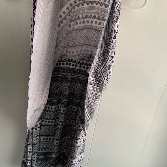 Multi-Layer Patterned Tank Top - Picture 3 of 4